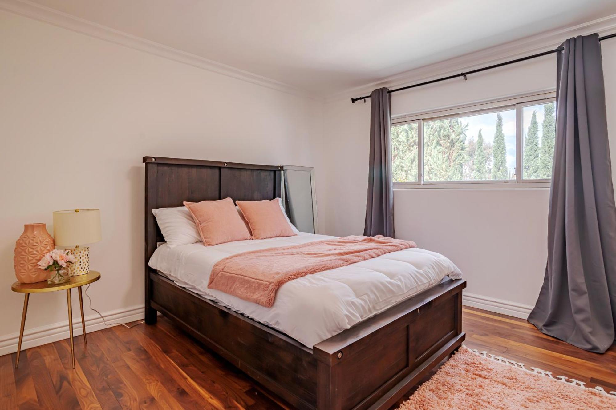 Hébergement de vacances Beautiful 5 Bedroom 8 Bed Sleeps Up To 16 With Pool Near Universal Los Angeles