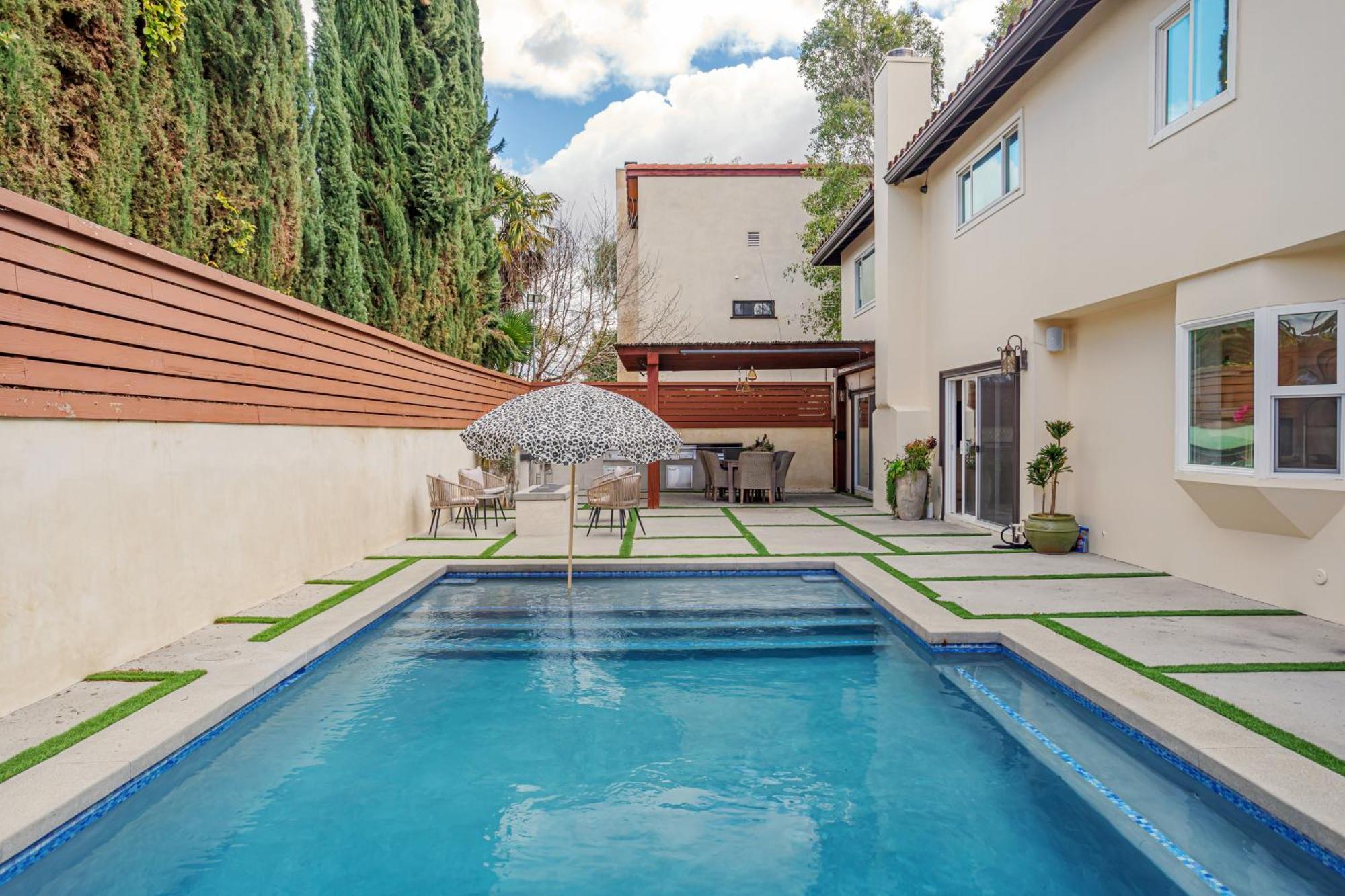 Beautiful 5 Bedroom 8 Bed Sleeps Up To 16 With Pool Near Universal Casa vacanze Los Angeles